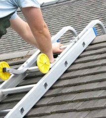 XL-TOOLS hákový držiak s kolieskami pre ukotvenie rebríka na strechu